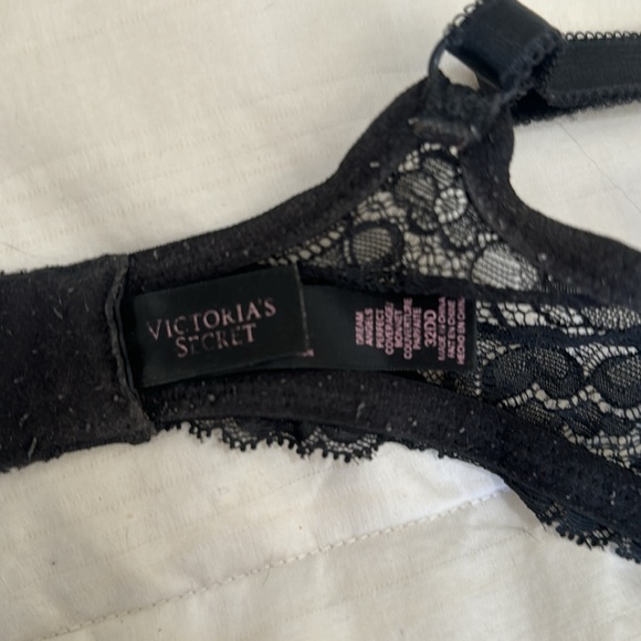 3 Victoria’s Secret bras - Picture 5 of 7